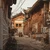 Callejón estrecho flanqueado por casas tradicionales coreanas hanok con tejados de tejas al atardecer